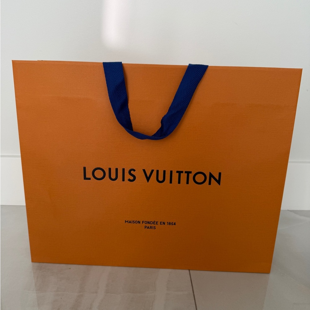Louis Vuitton New “Button” Close Box w Tissue Ribbon Receipt Holder Shopping Bag - Picture 2 of 16